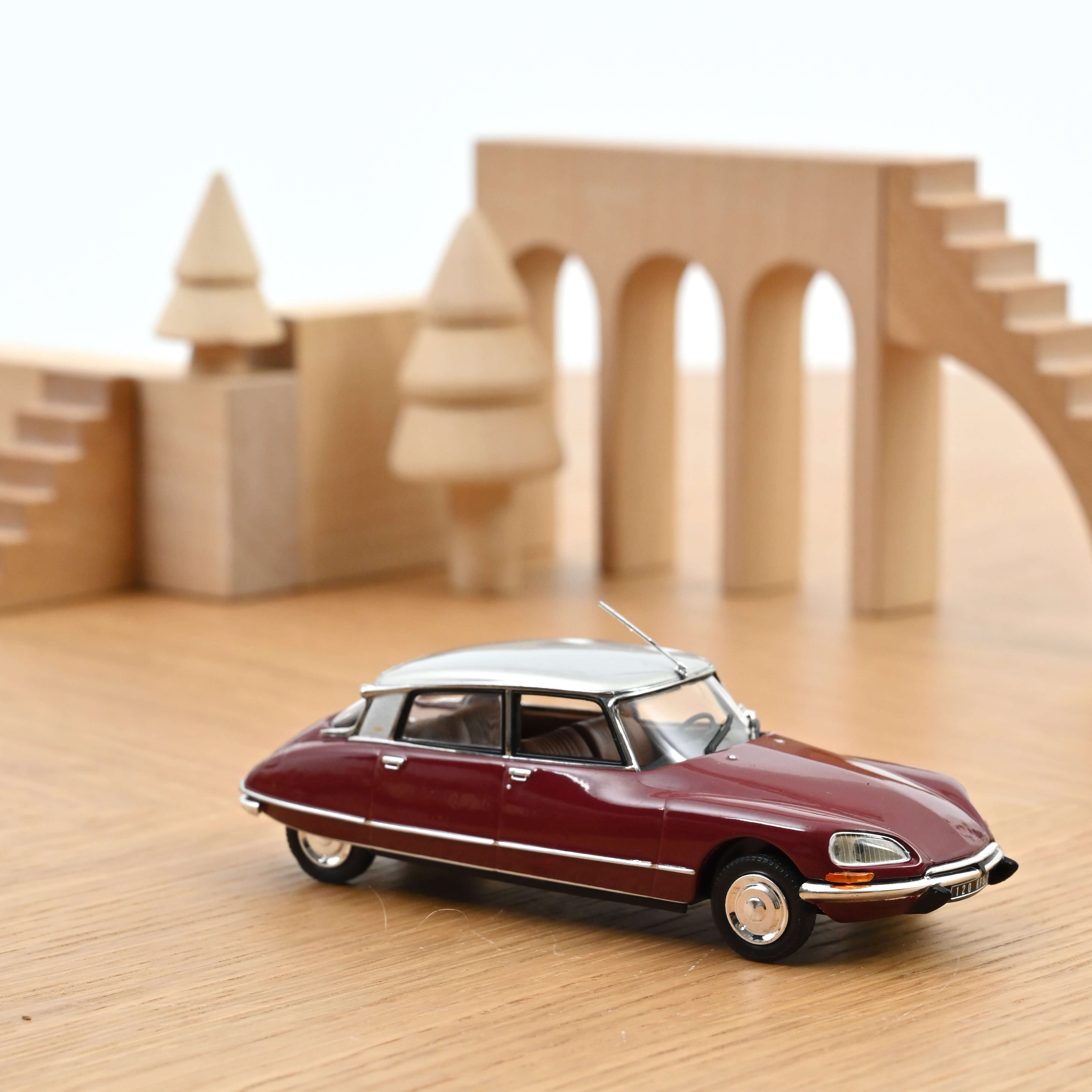 Citroen DS 23 Pallas granaatappelrood, zilver dak Norev 1:43 Citroen DS 23 Pallas granaatappelrood, zilver dak Norev 1:43