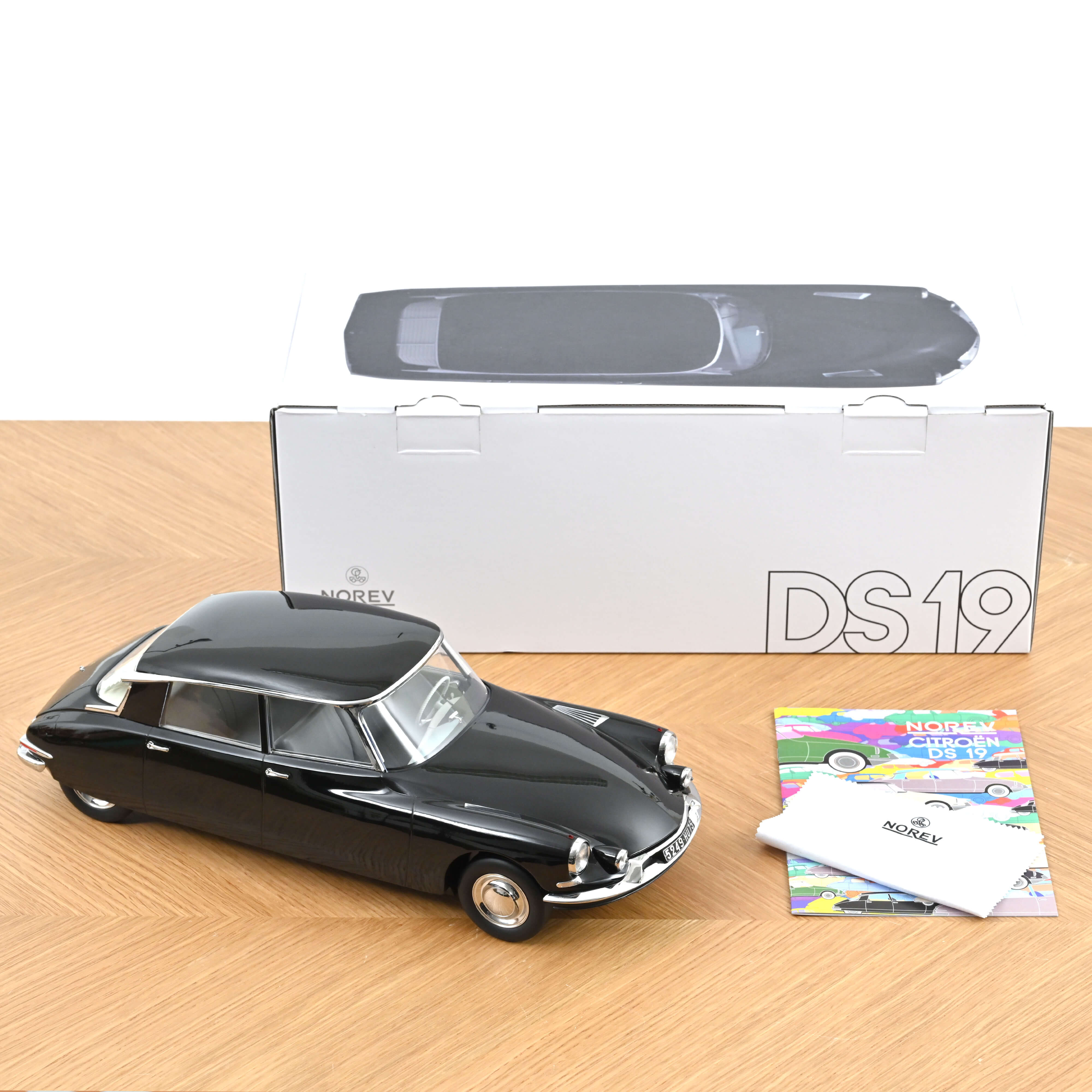 Citroën DS 19 1962 Black De Gaulle 1 :12 - 250pcs