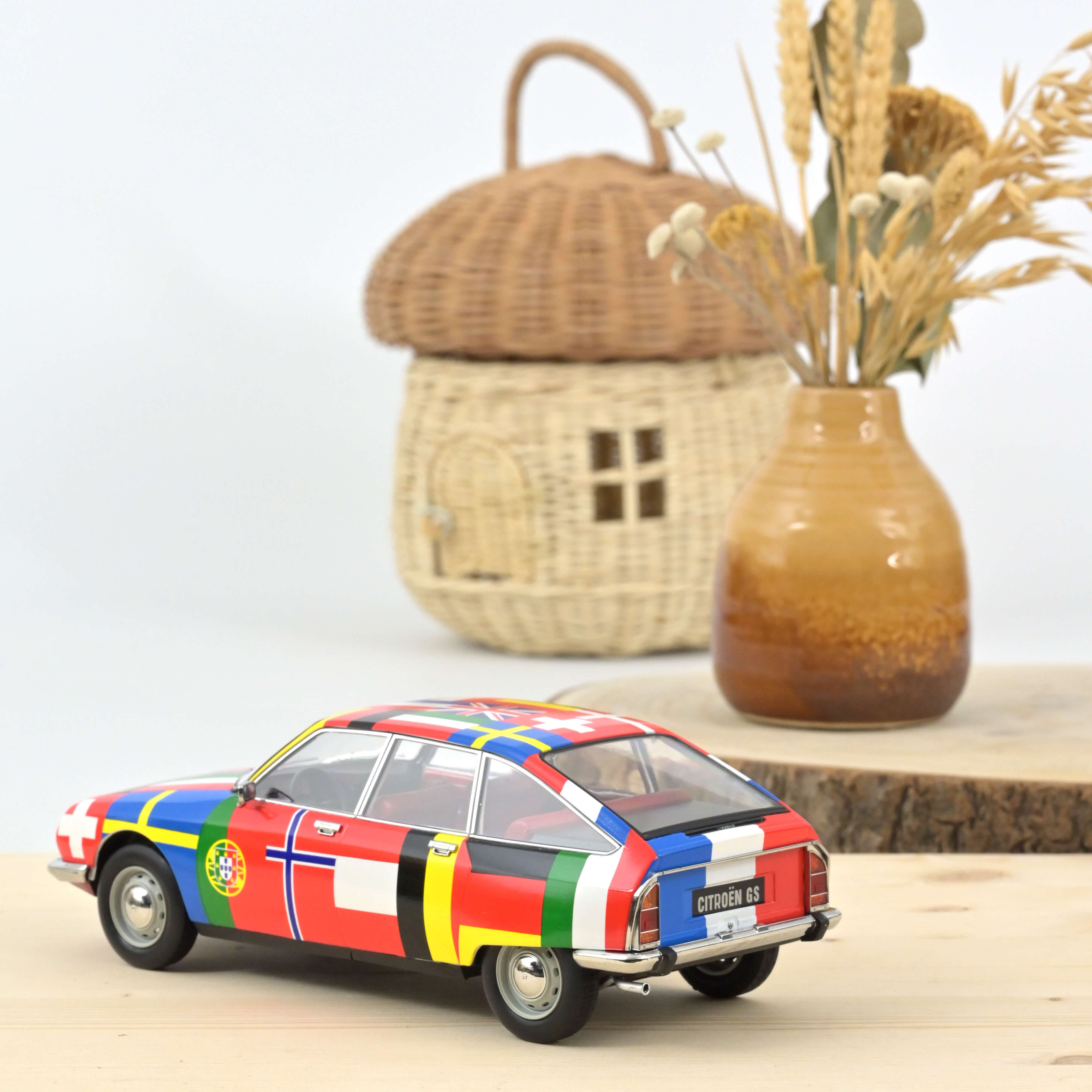 Citroën GS 1972 Drapeaux - 2ème édition 1/18