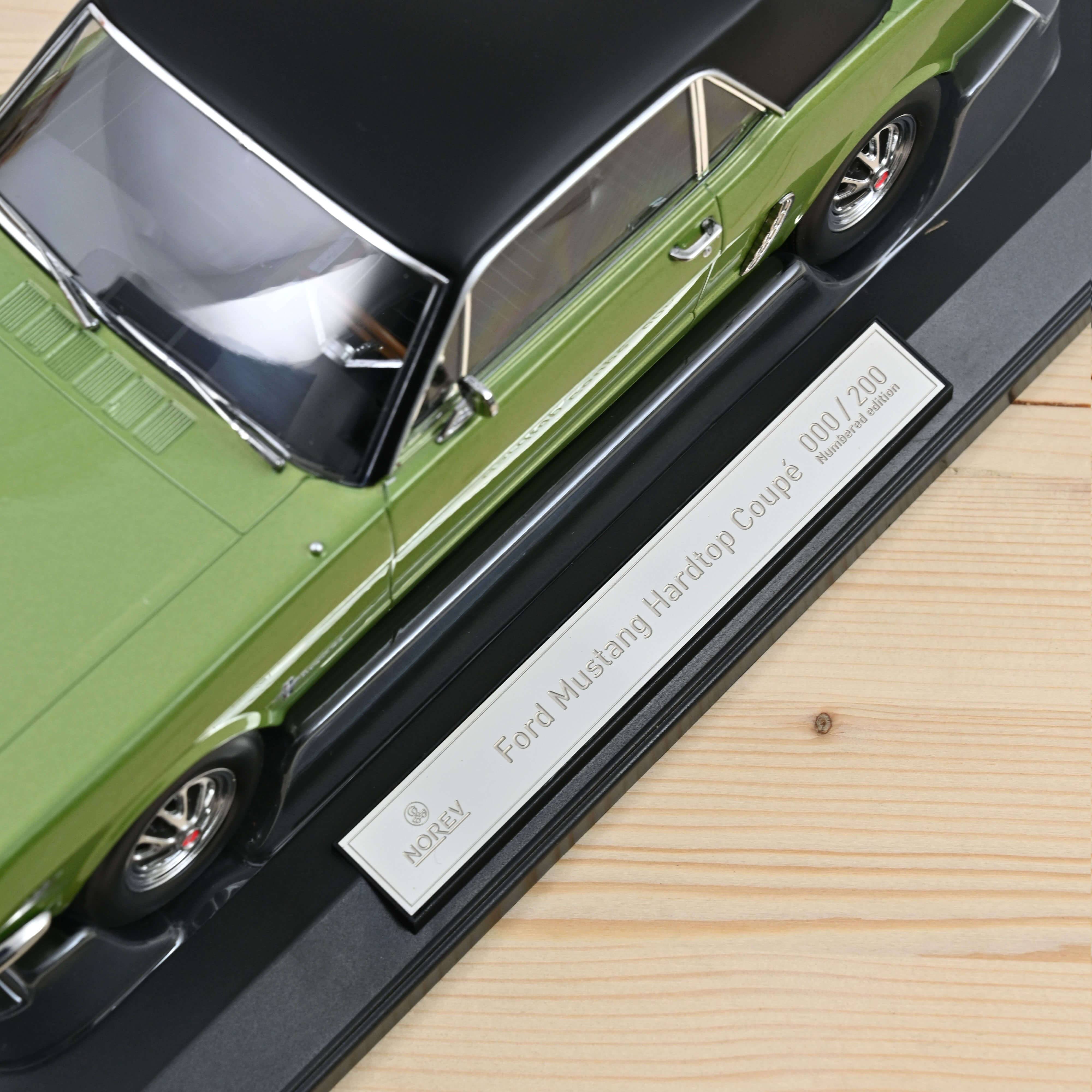 Ford Mustang Coupe 1965 Honiggold met 1:18 - 200Stk.