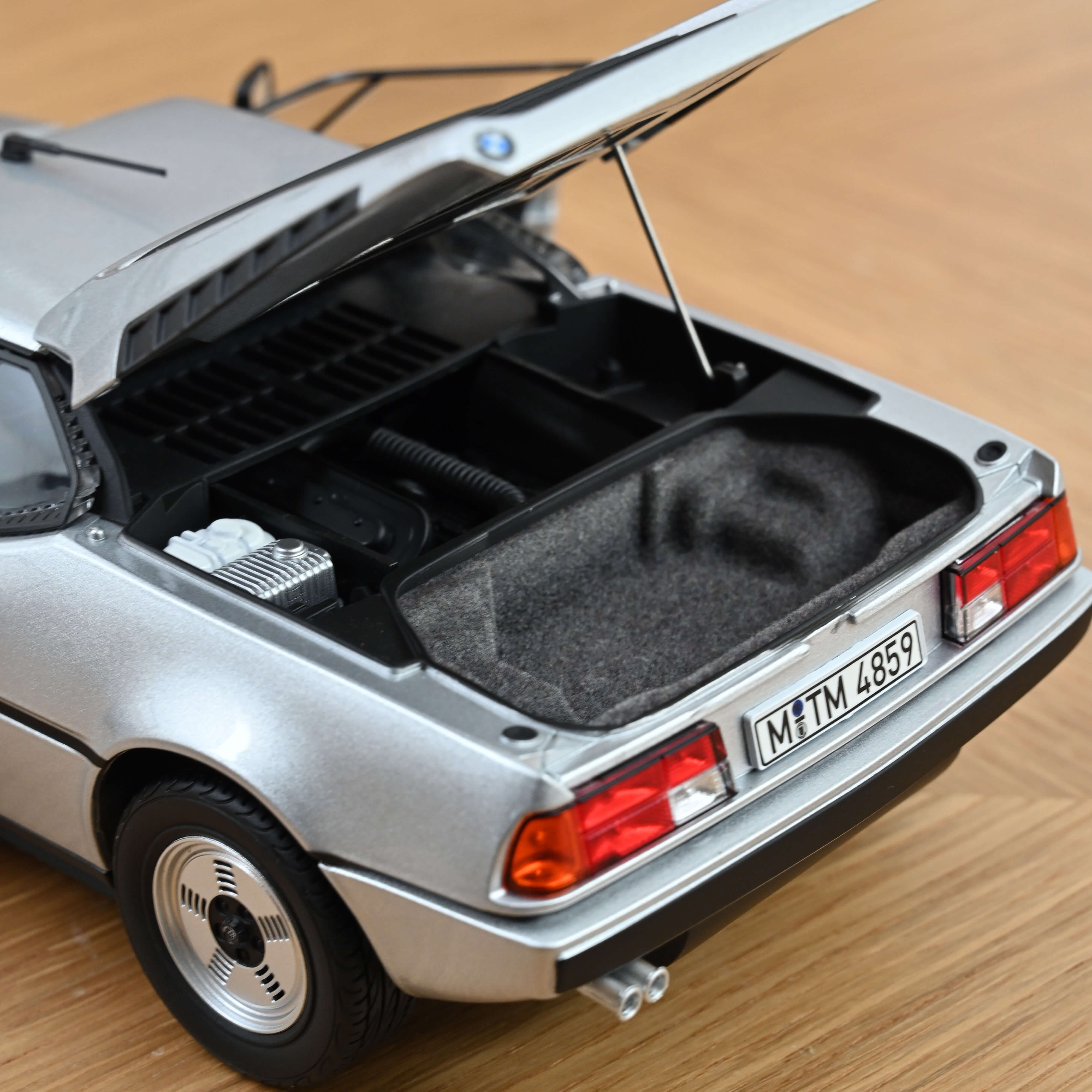 BMW M1 1980 Argent métallisé 1/18