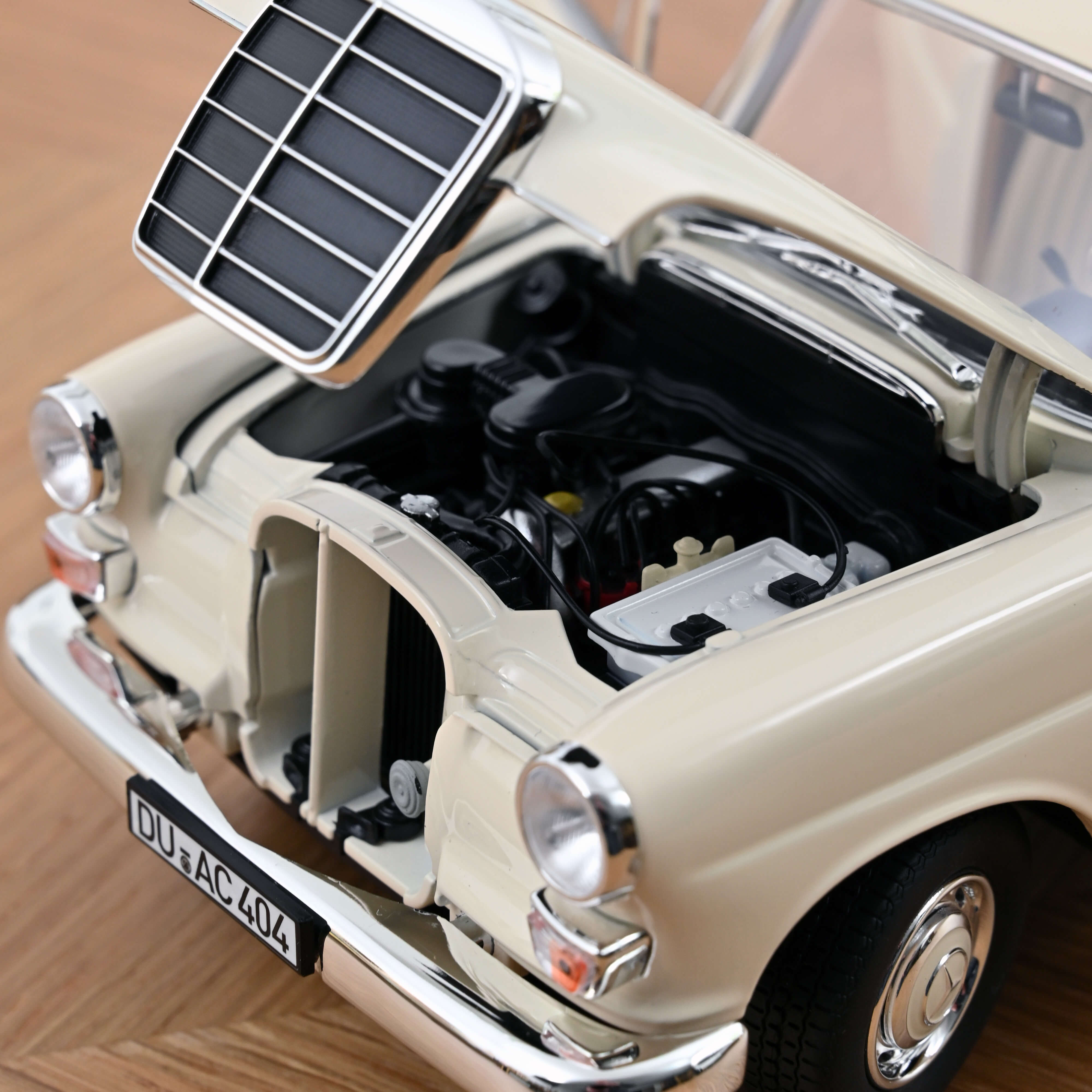 Mercedes-Benz 200 Universal 1966 Cream 1:18