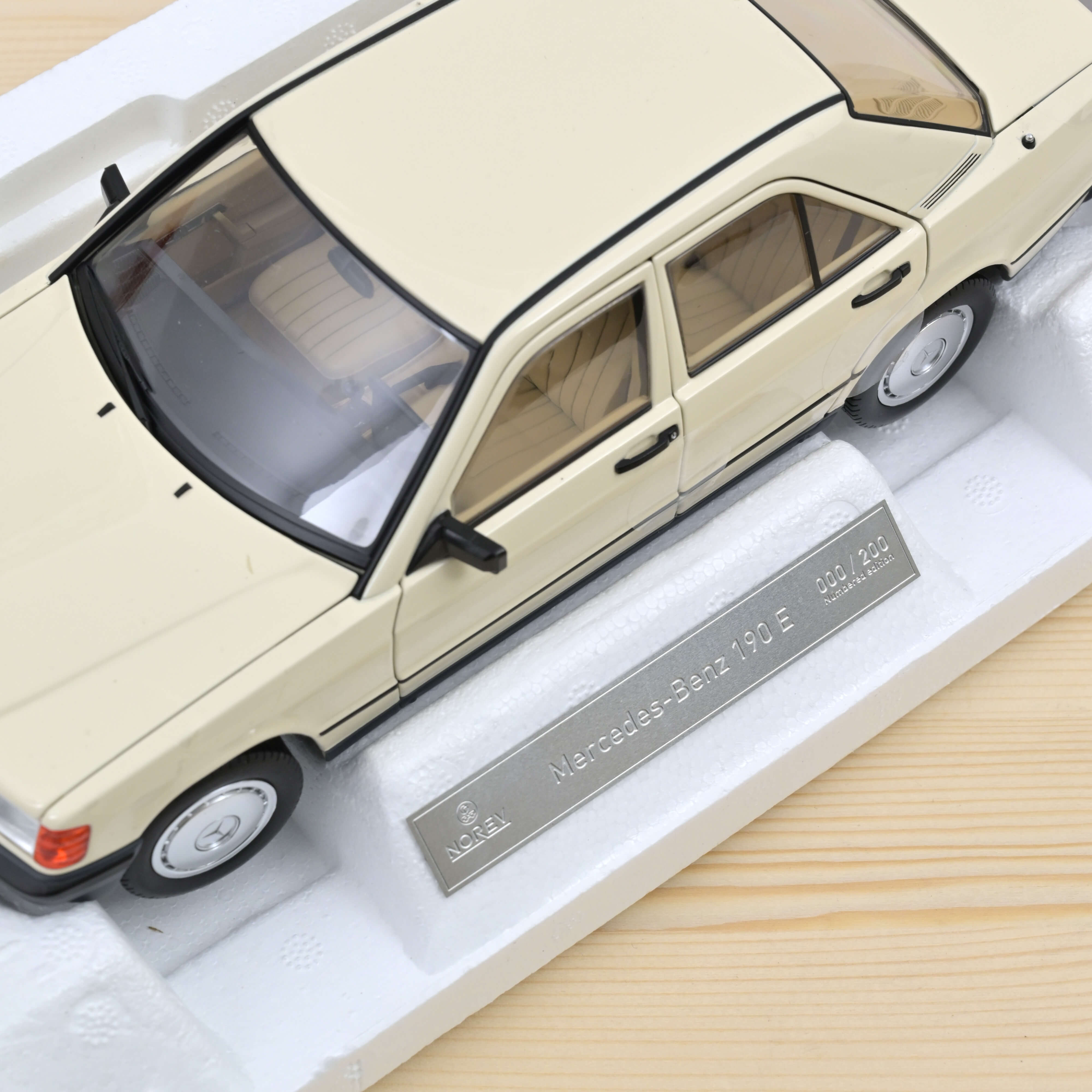 Mercedes-Benz 190 E 1984 Beige 1:18 - 200Stk.