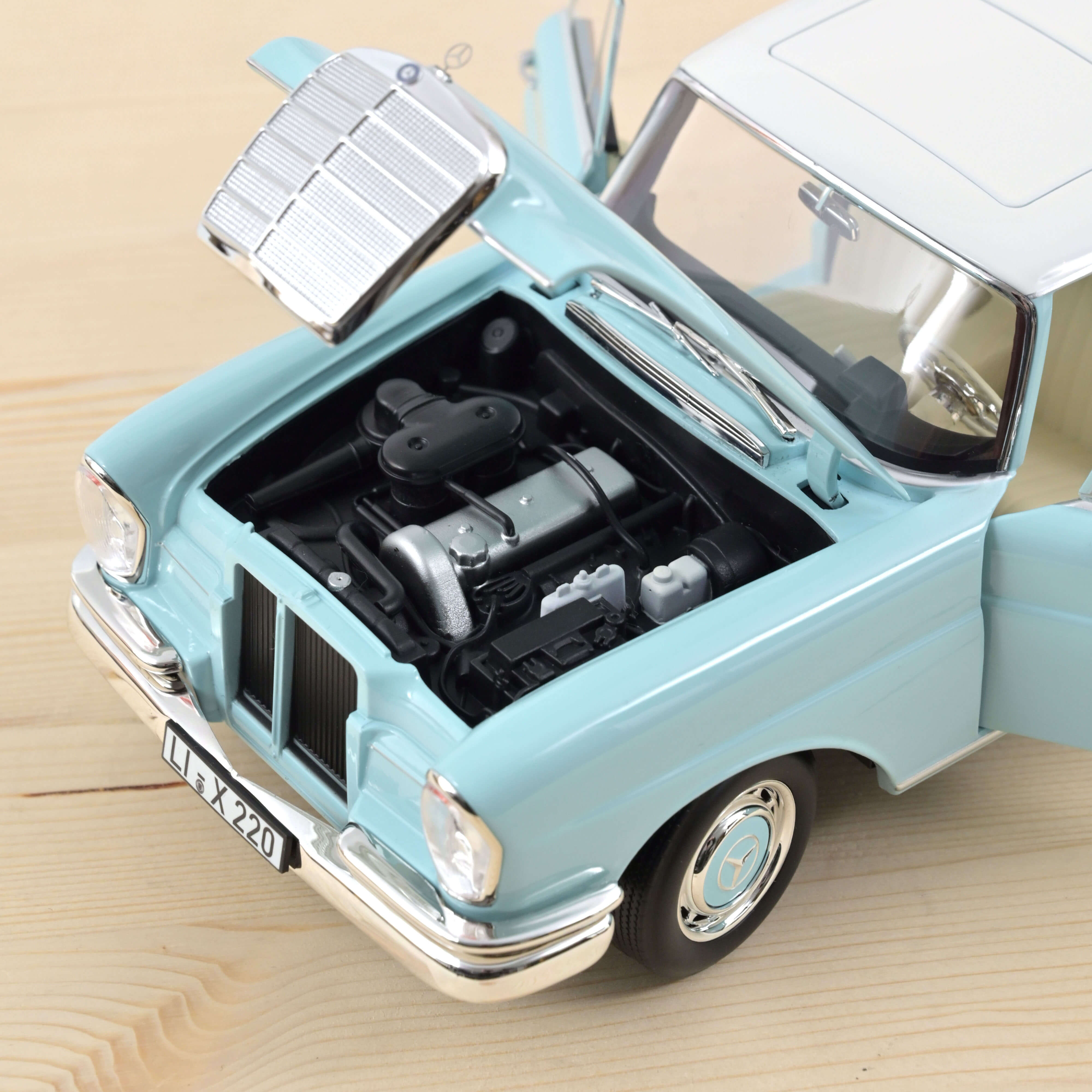 Mercedes-Benz 220 S 1965 Light Blue 1:18