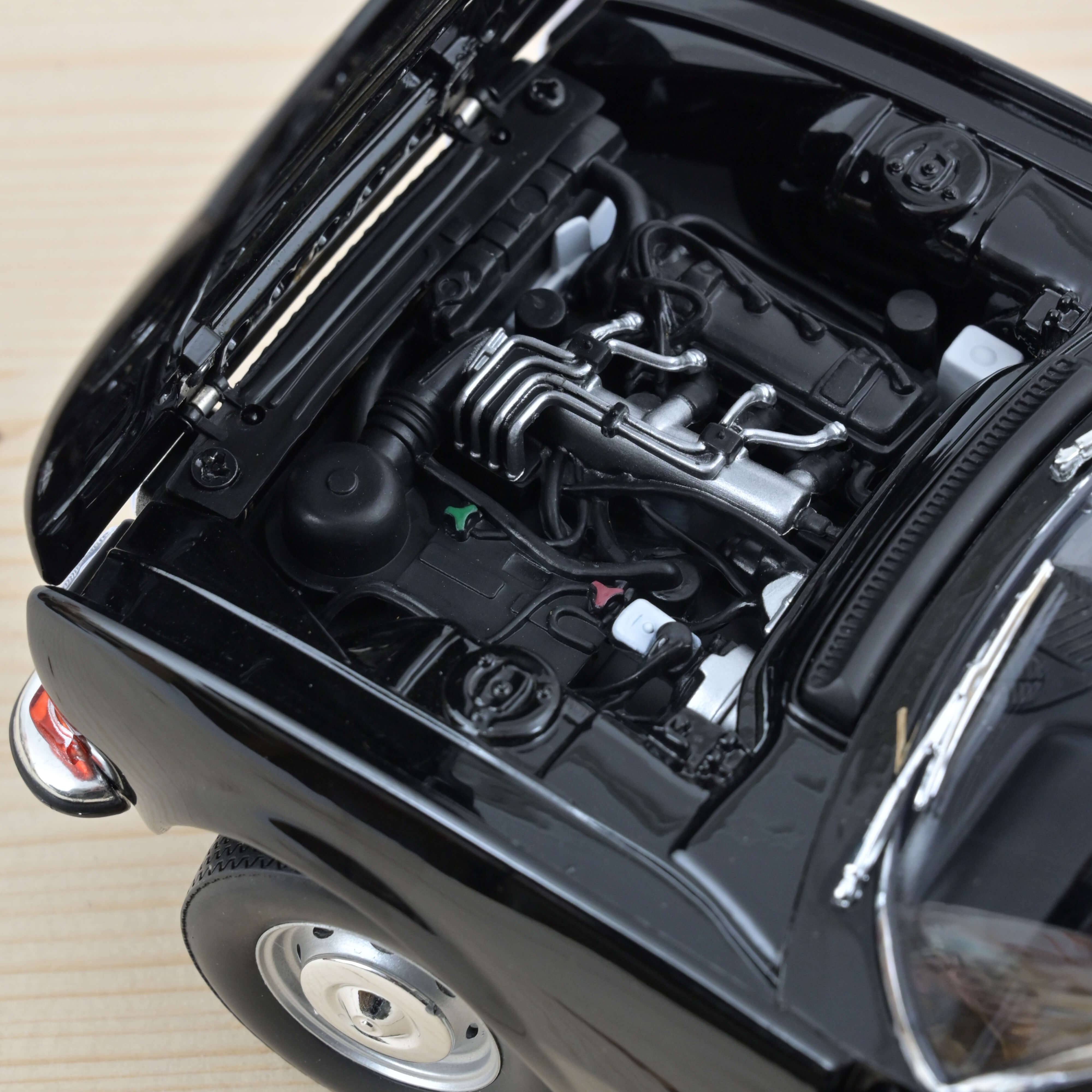 Peugeot 504 Coupe 1972 Schwarz 1:18