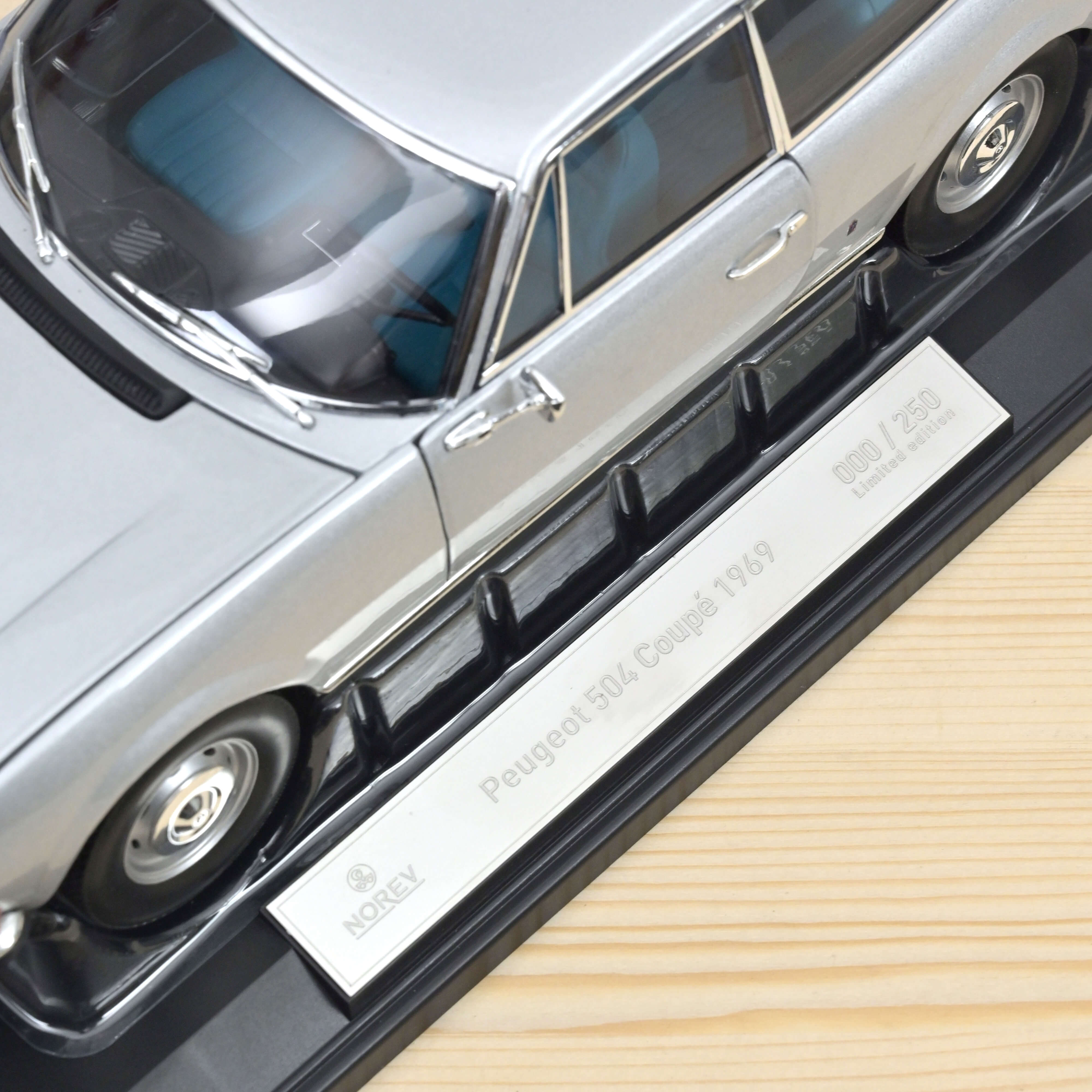 Peugeot 504 Coupe 1969 Silver 1:18 - 250pcs