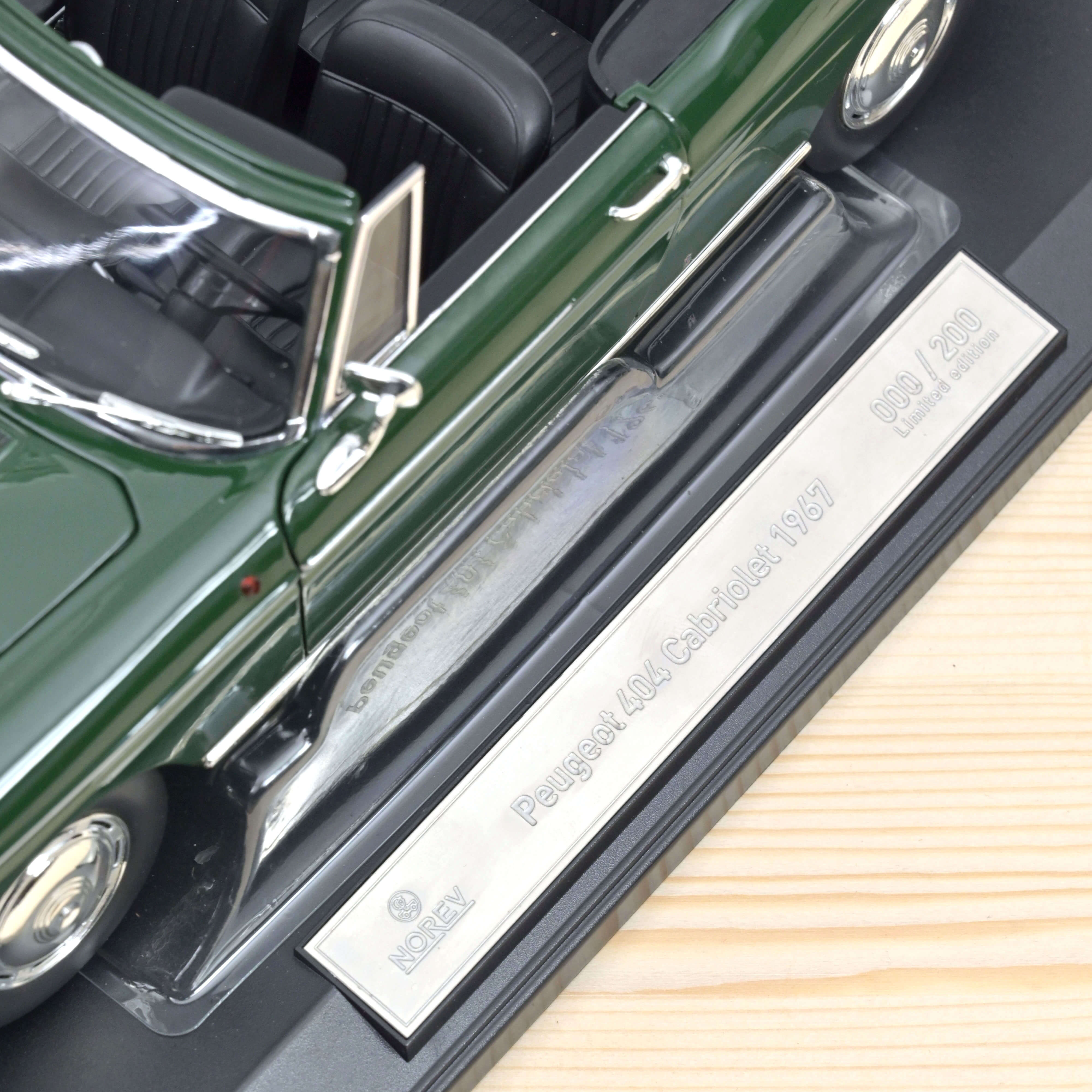 Peugeot 404 Cabriolet 1967 Vert Antique 1/18 - 200pcs