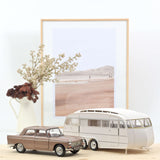 Peugeot 404 1965 Braun metallic mit Caravan Hénon 1:18