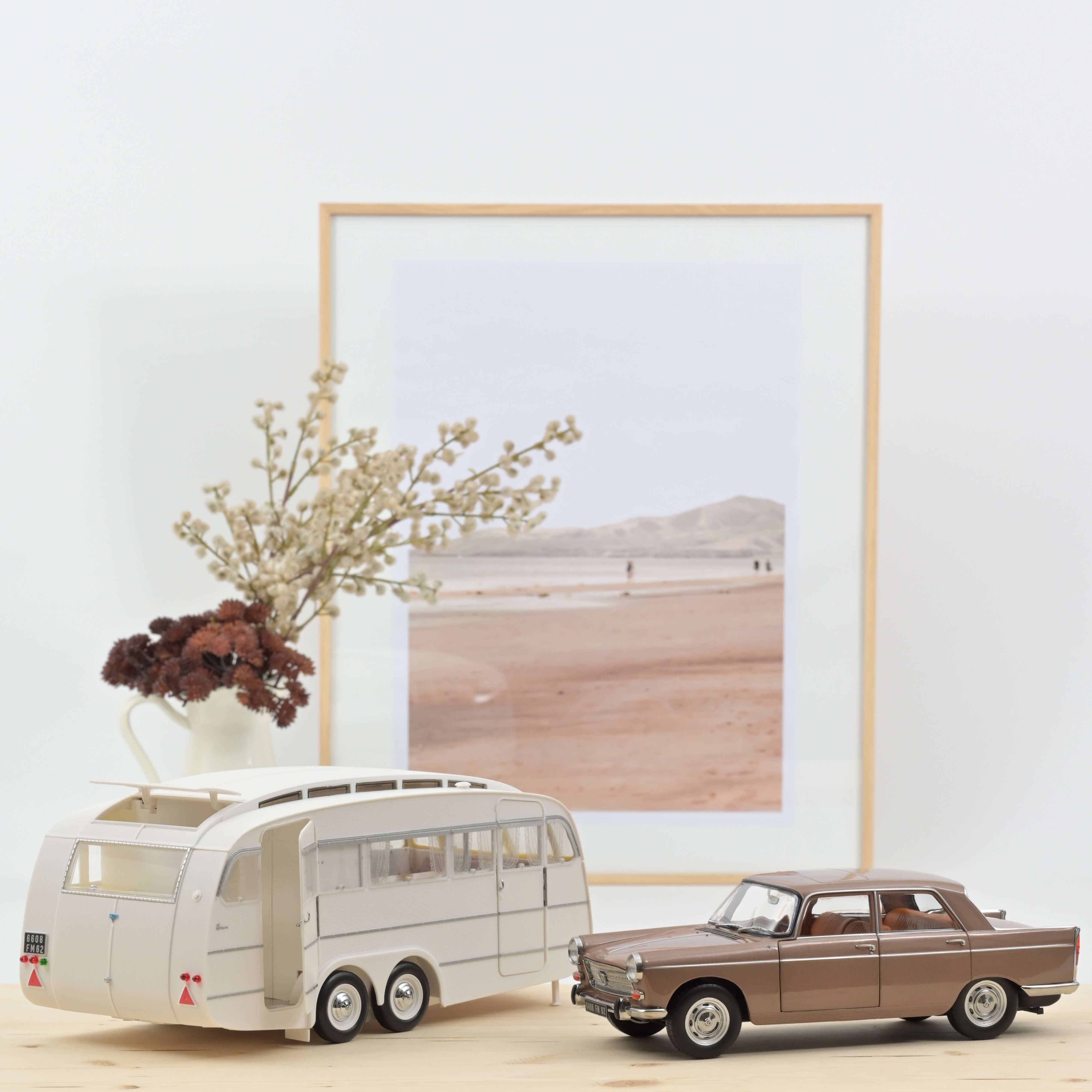 Norev 1:18 Peugeot 404 1965 - Brown Metallic with Caravan Hénon Norev 1:18 Peugeot 404 1965 - Brown Metallic with Caravan Hénon