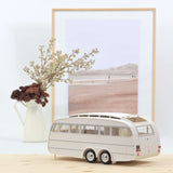 Peugeot 404 1965 Braun metallic mit Caravan Hénon 1:18