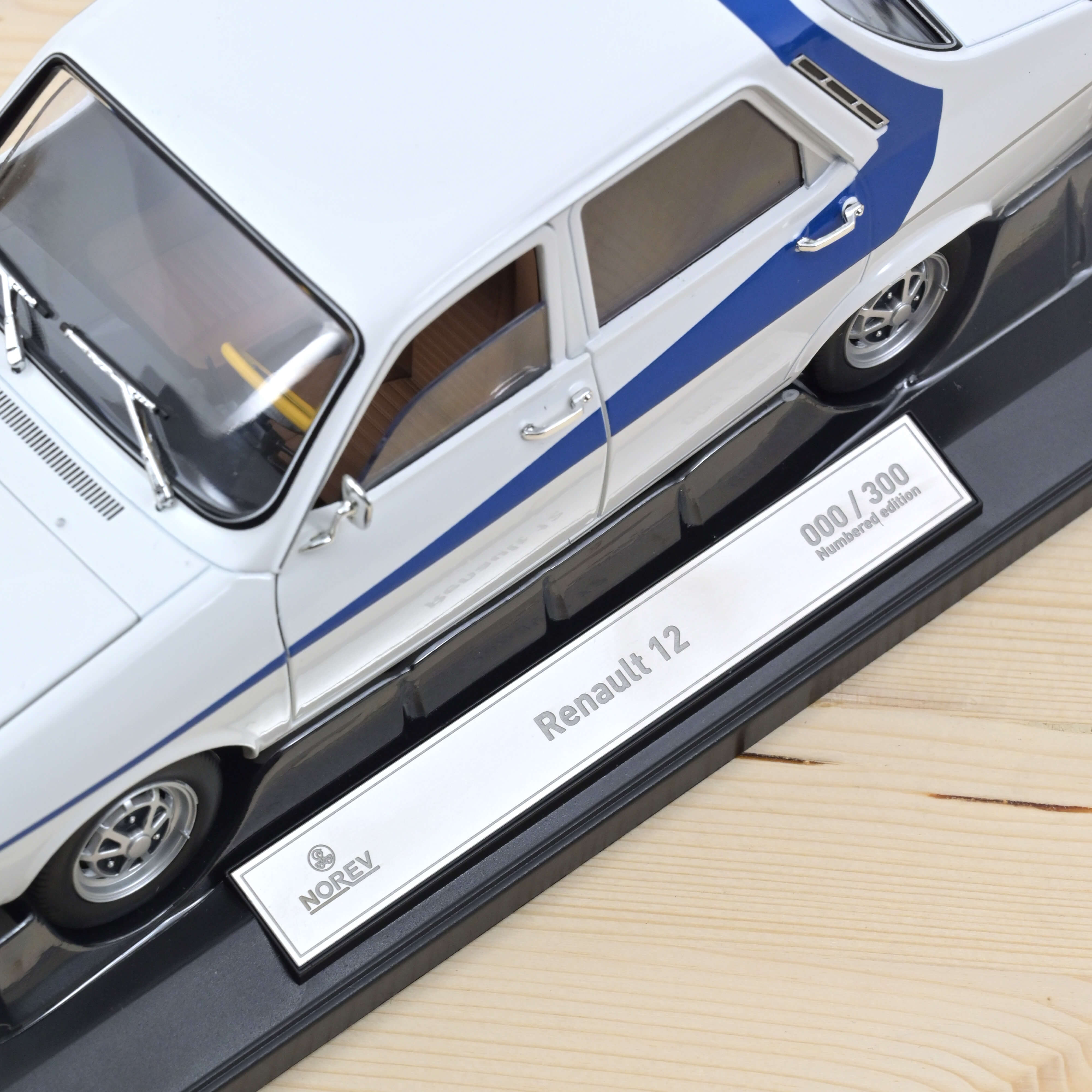 Renault 12 1984 Weiß und Blau 1:18 - 300Stk.