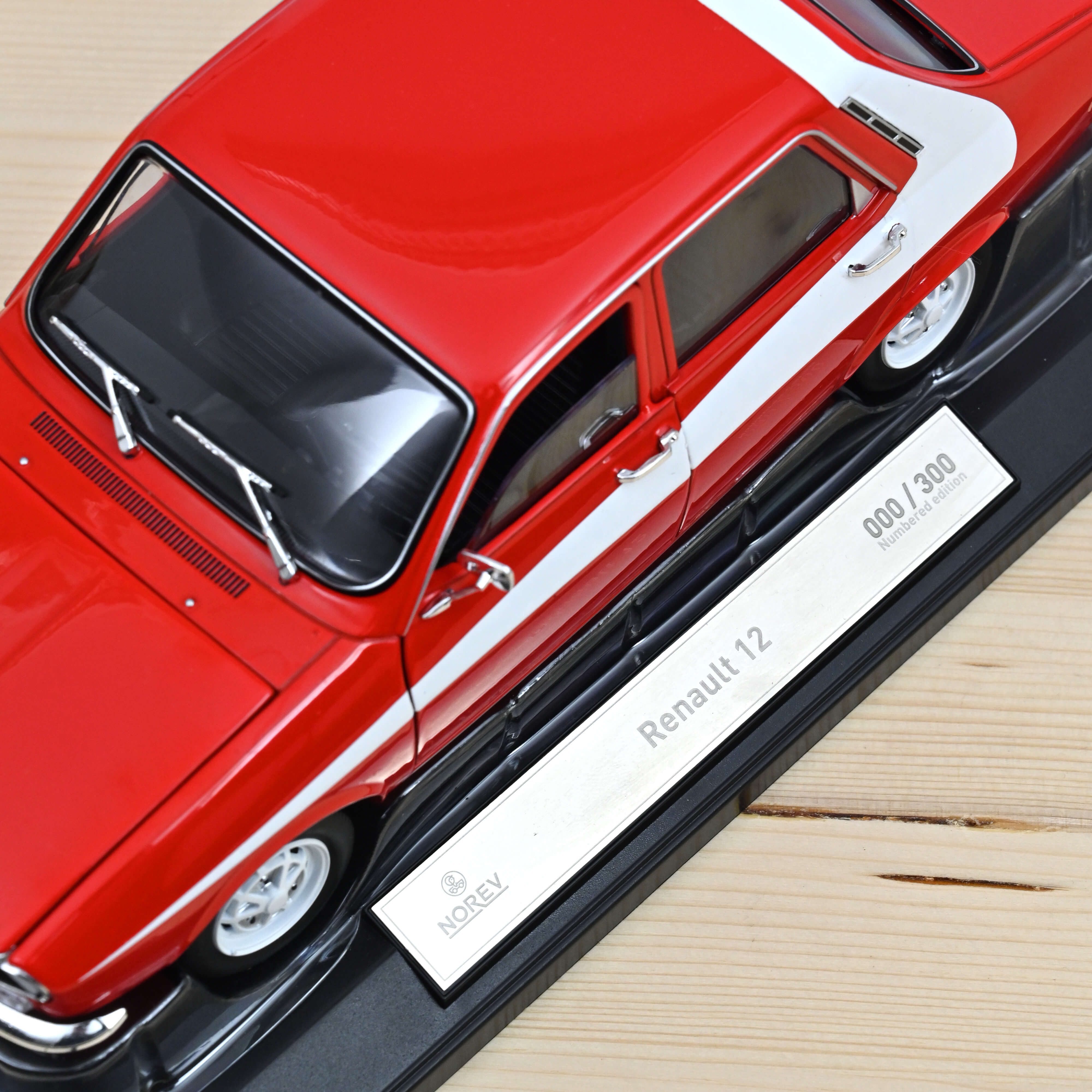 Renault 12 1975 Red with white side deco 1:18 - 300pcs