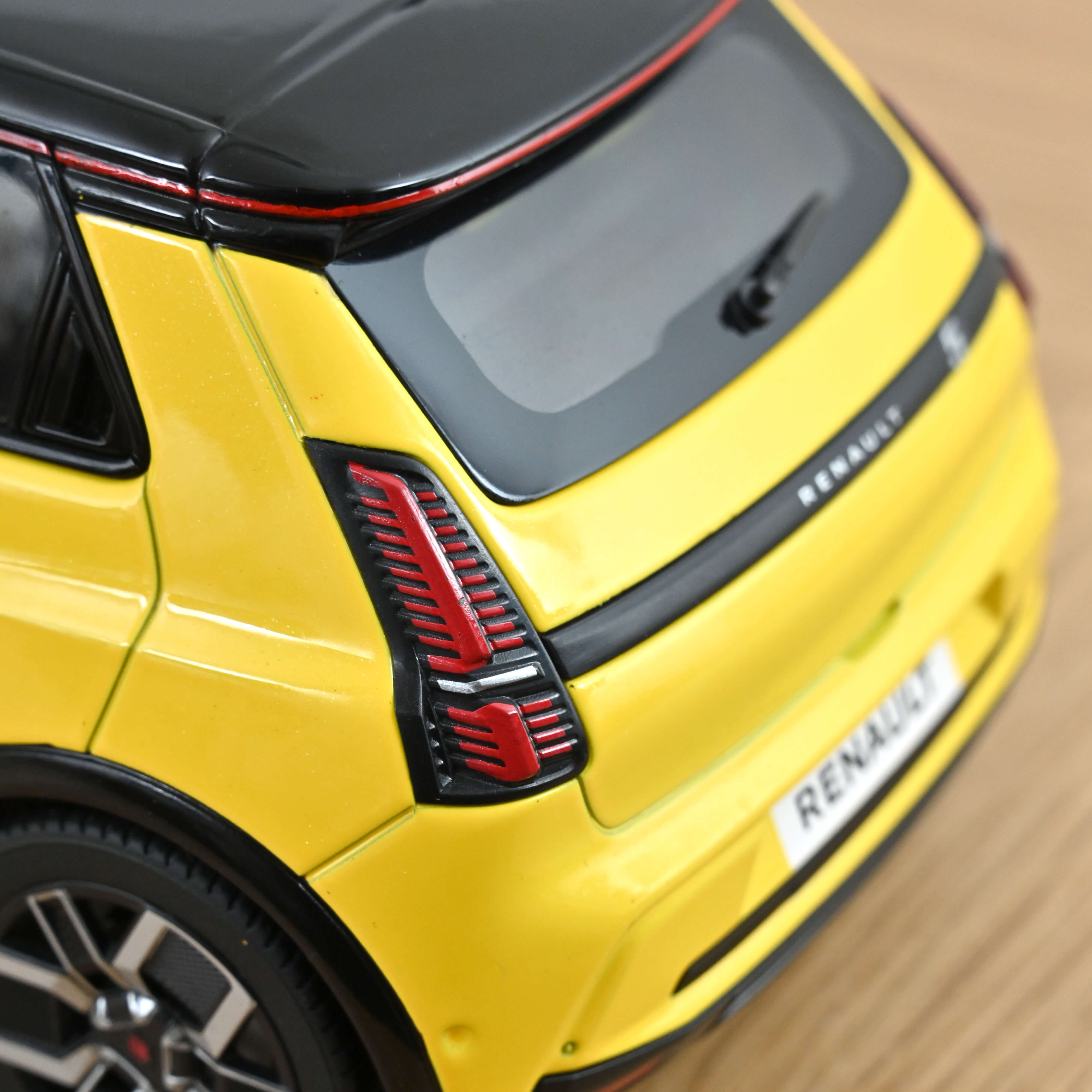 Renault 5 E-Tech 100% Electrique 2024 Pop Yellow & Black 1:18