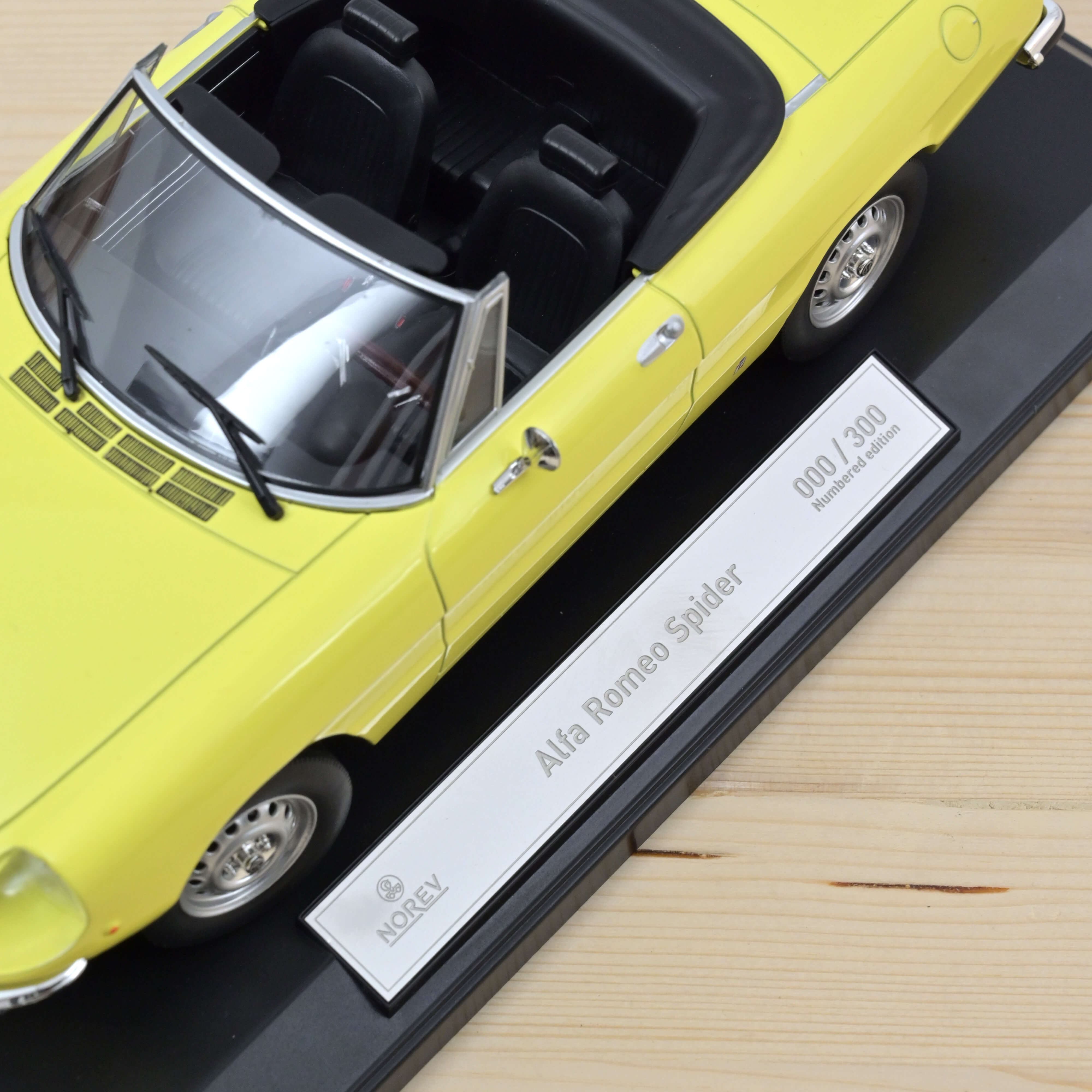 Alfa Romeo 2000 Spider 1978 Jaune 1/18 - 300pcs