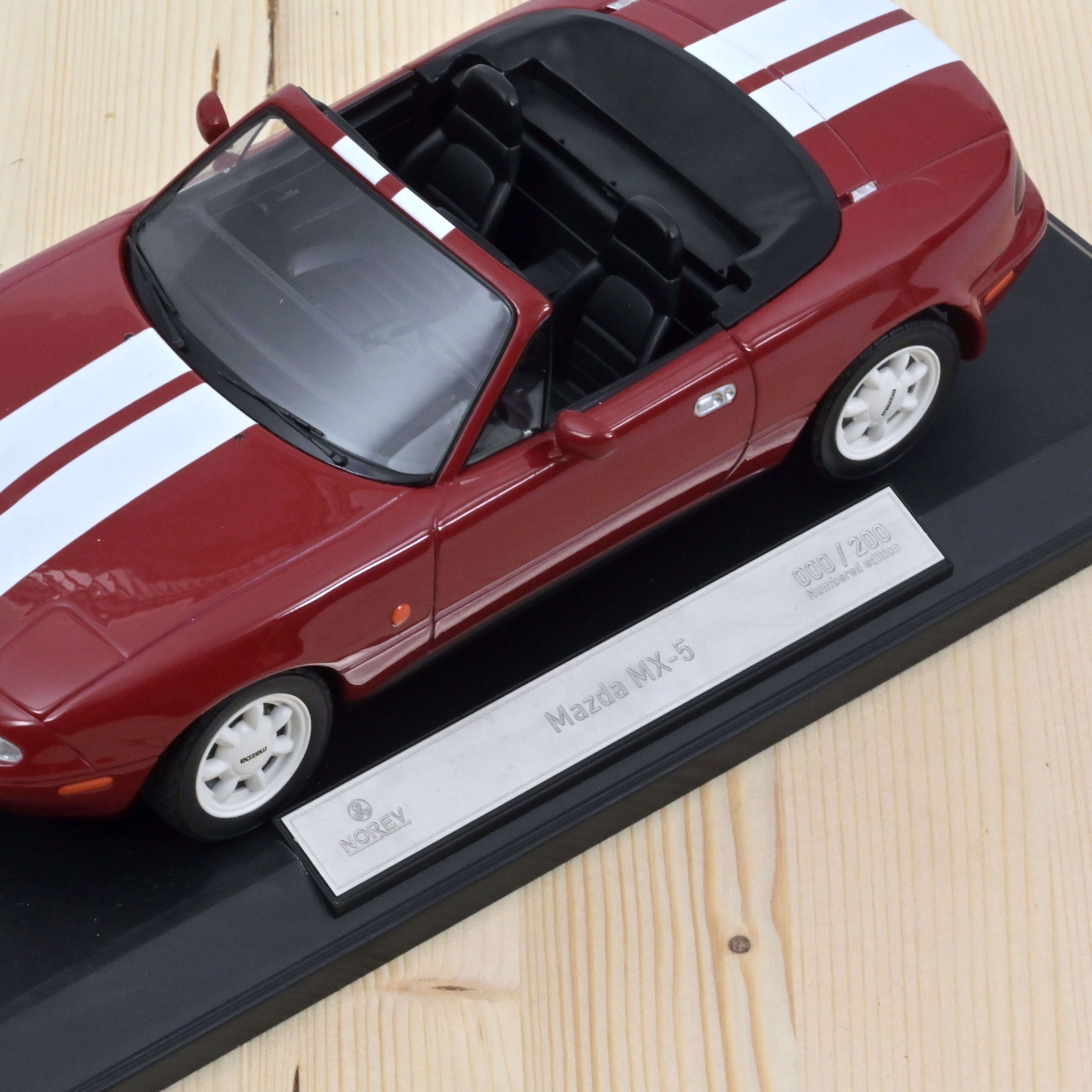 Mazda MX-5 1989 Rot mit Streifen 1:18 - 200Stk.