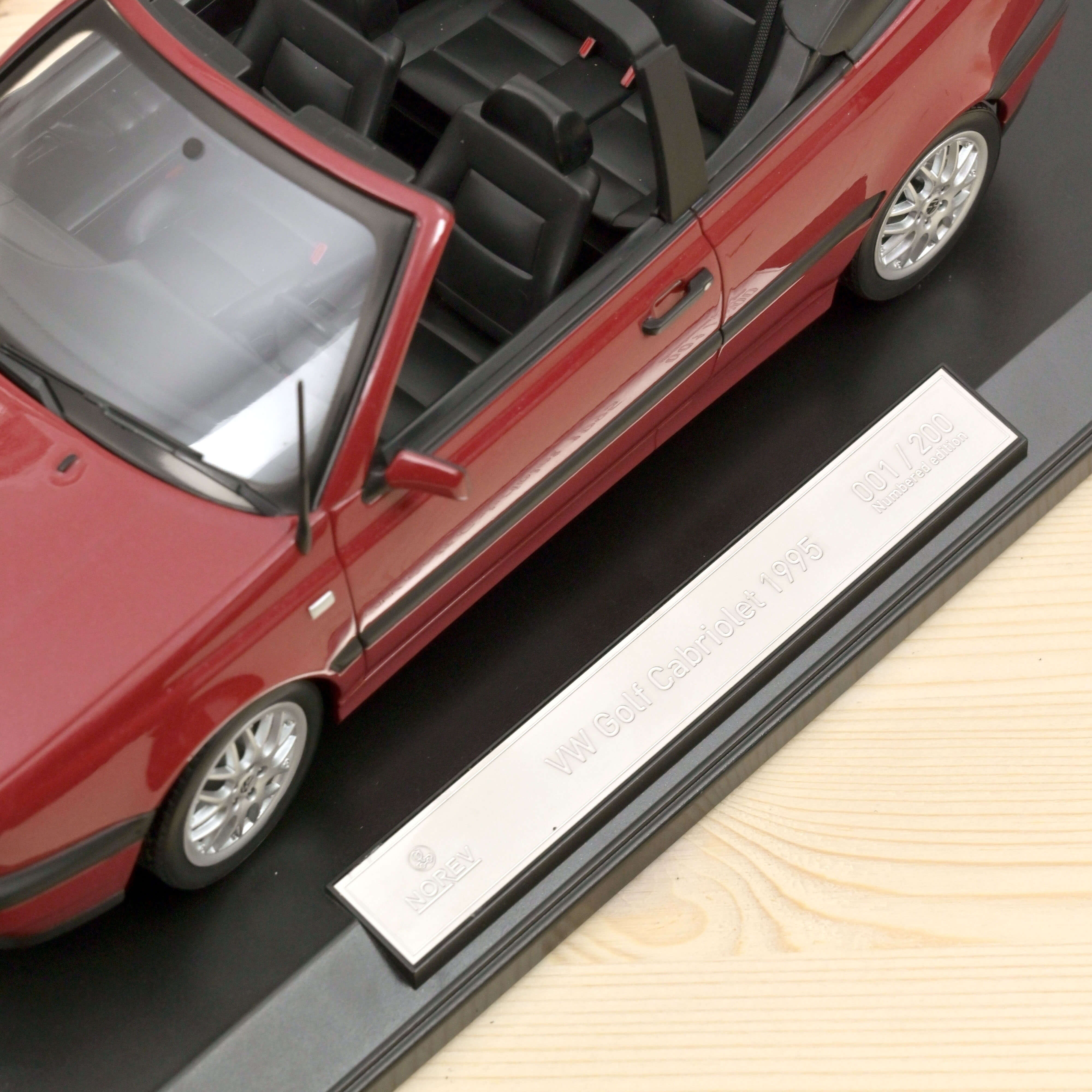 VW Golf Cabriolet 1995 Dark Red met 1:18 - 200pcs