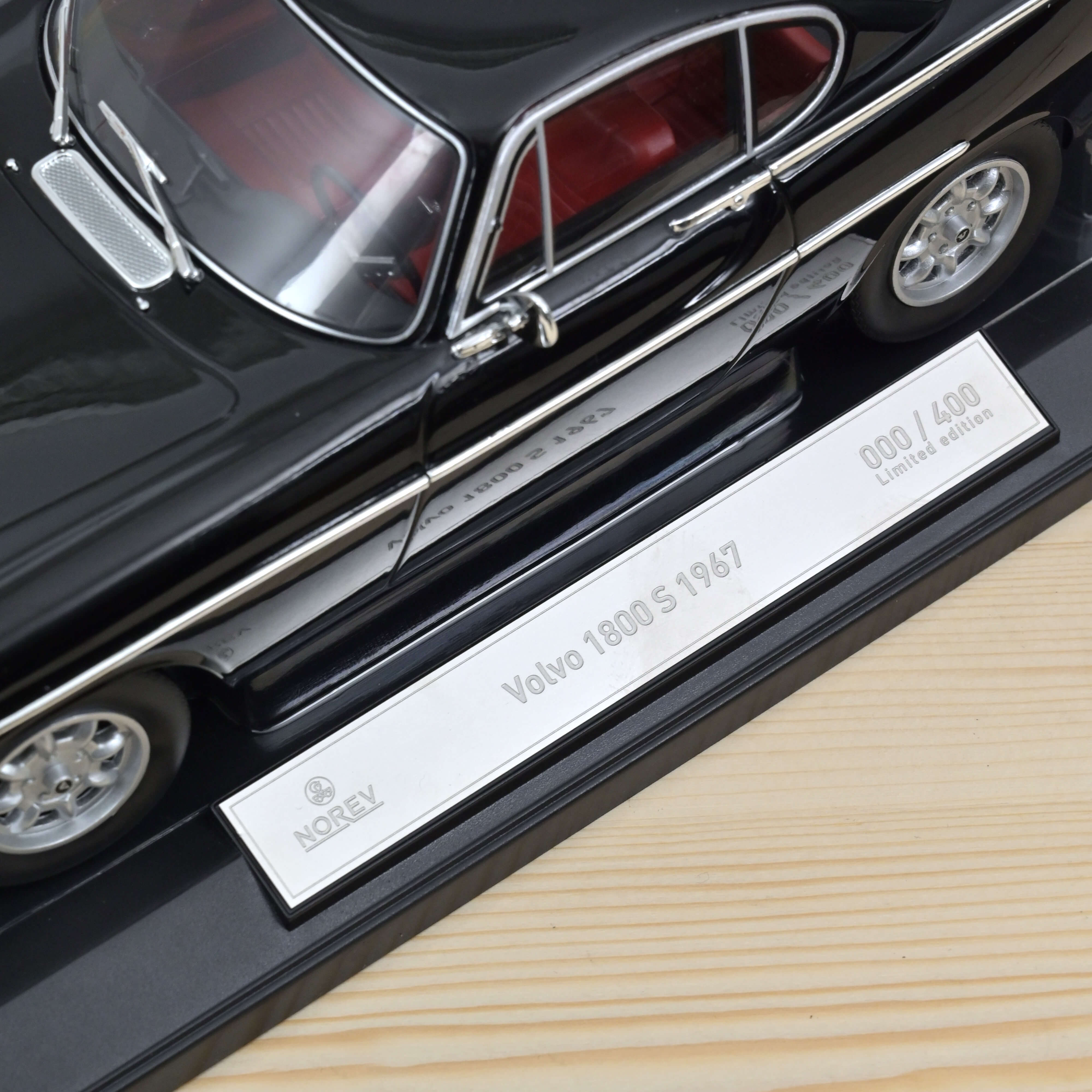 Volvo 1800 S 1967 Schwarz 1:18 - 400Stk.