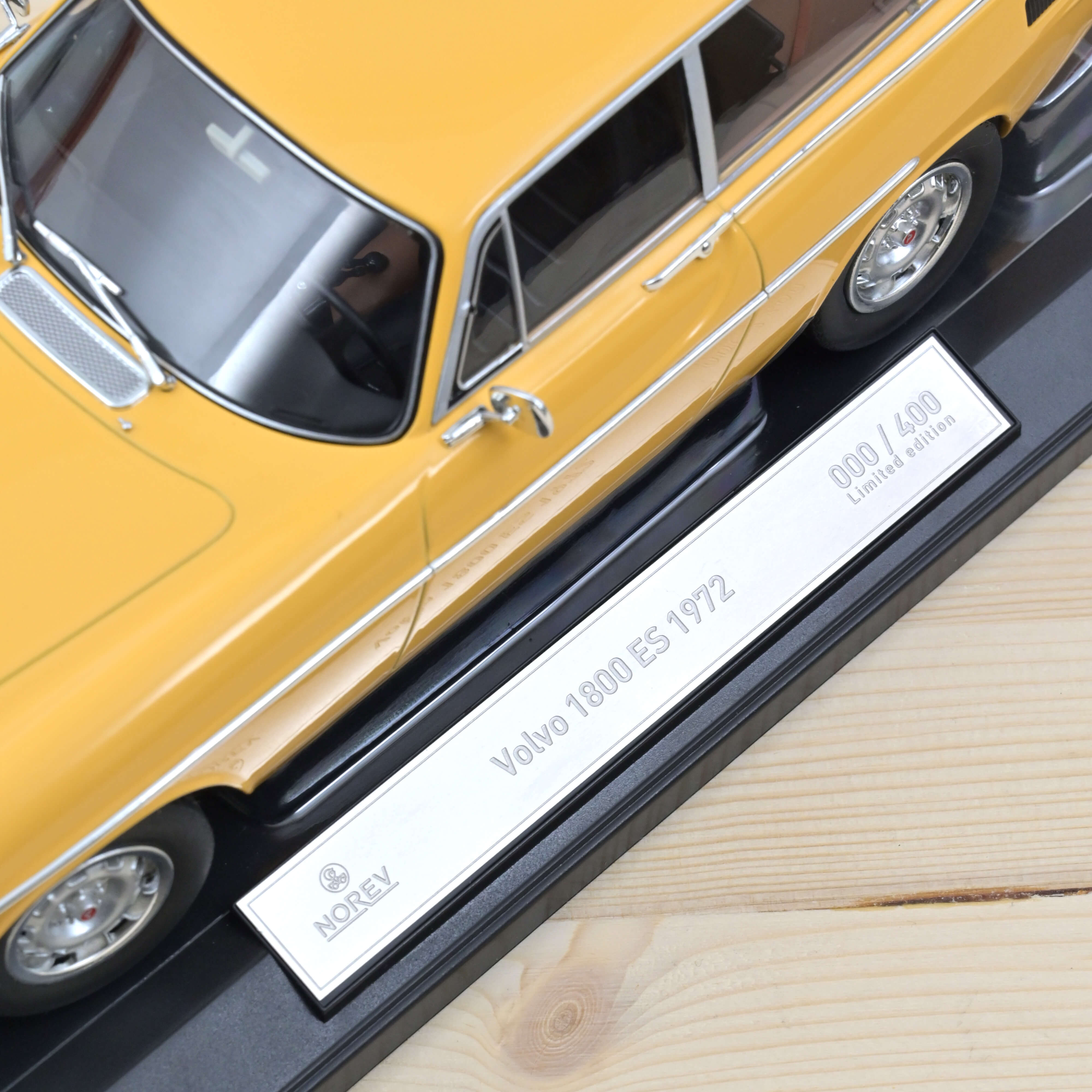 Volvo 1800 ES (US version) 1972 SunYellow 1:18 - 400pcs