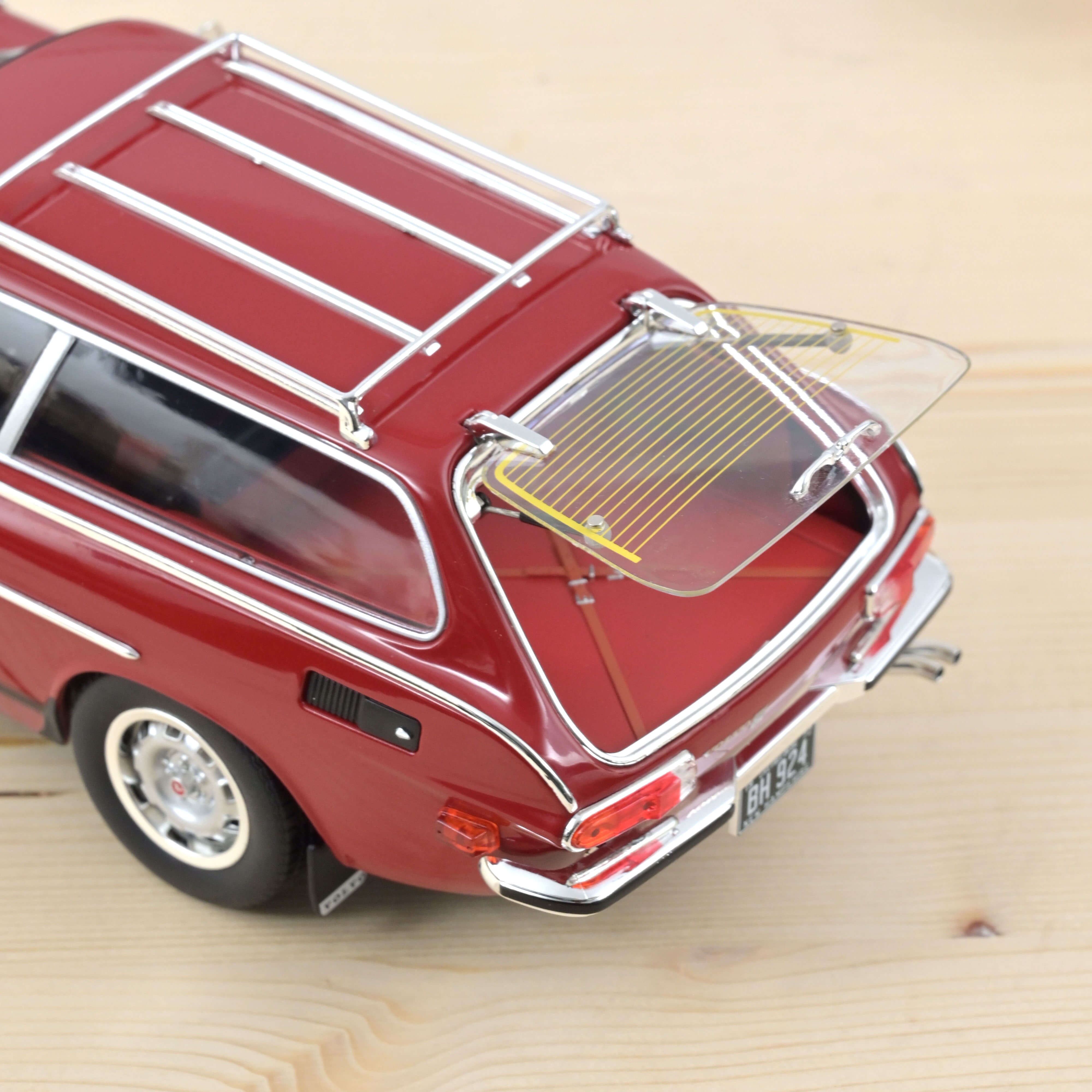 Volvo 1800 ES (US version) 1972 Red with lower side stripes 1:18