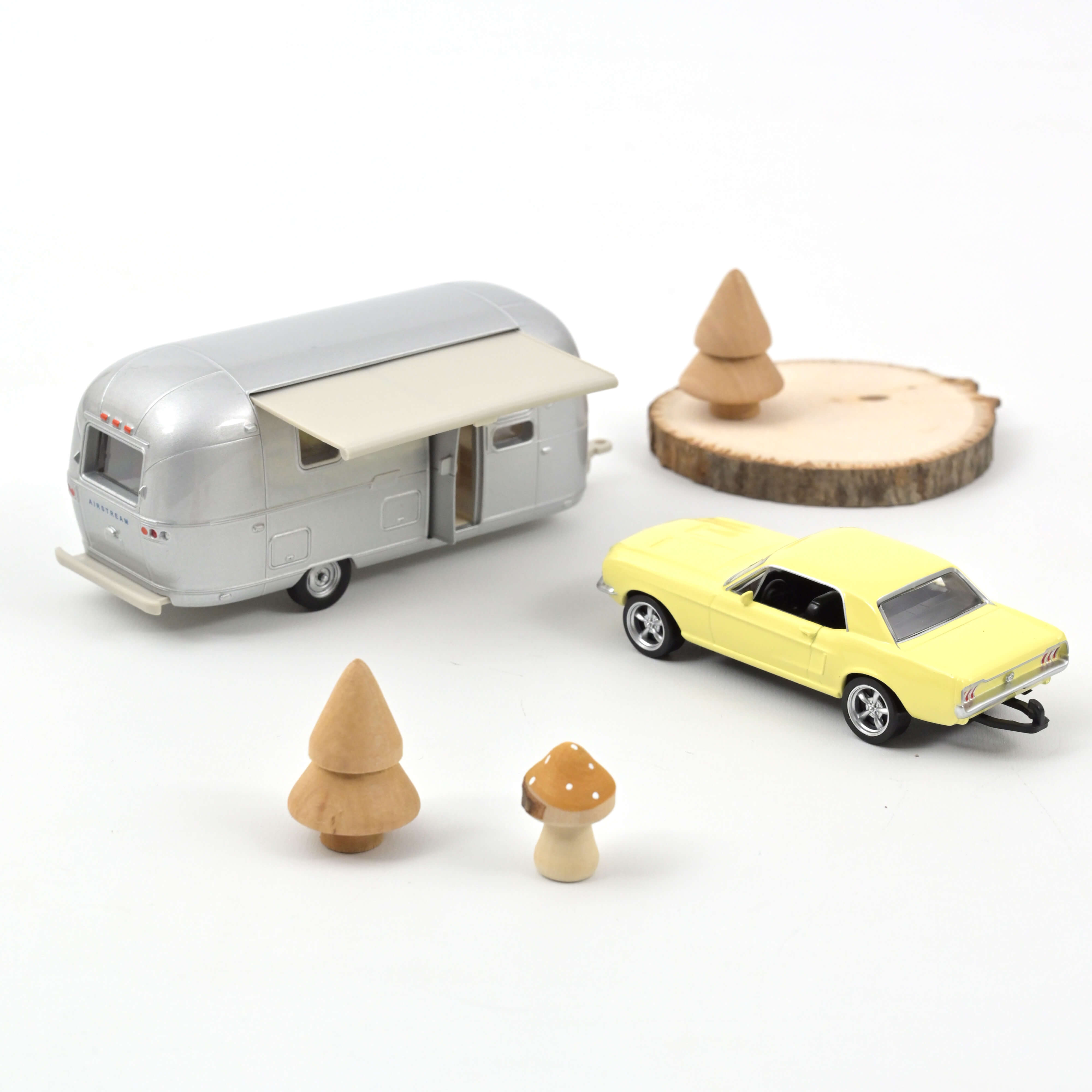 Ford Mustang 1968 Jaune Meadowlark et Caravane Airstream Jet-car 1/43