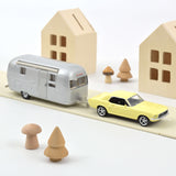 Ford Mustang 1968 Jaune Meadowlark et Caravane Airstream Jet-car 1/43