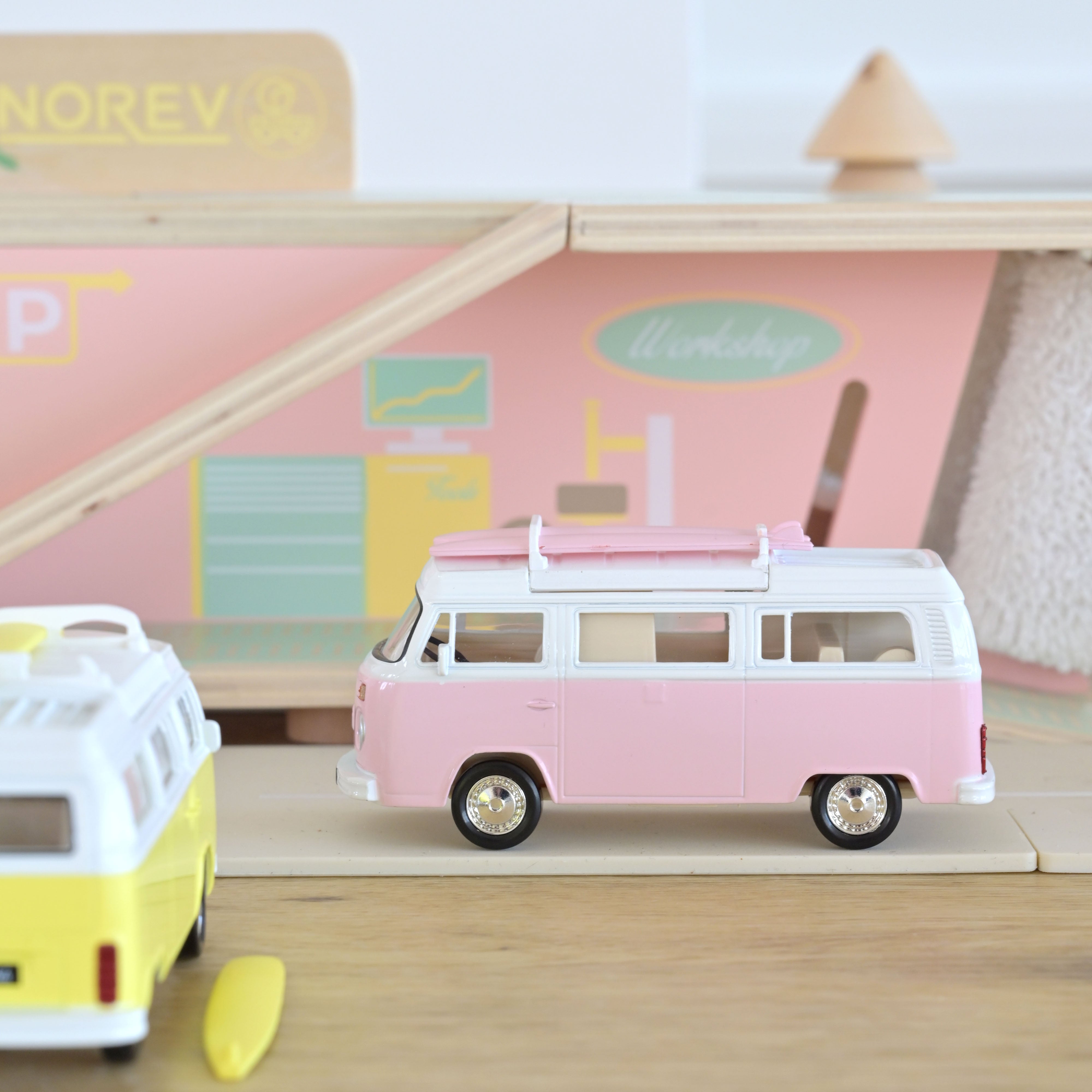 VW Combi T2b Camper Van 1973 Rose Jet-car 1/43